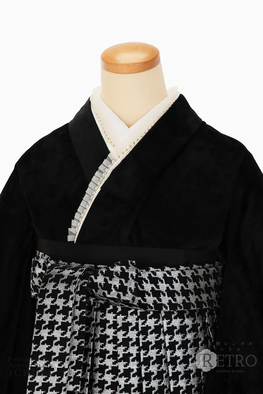 艶とモード感が際立つ卒業式袴レンタル